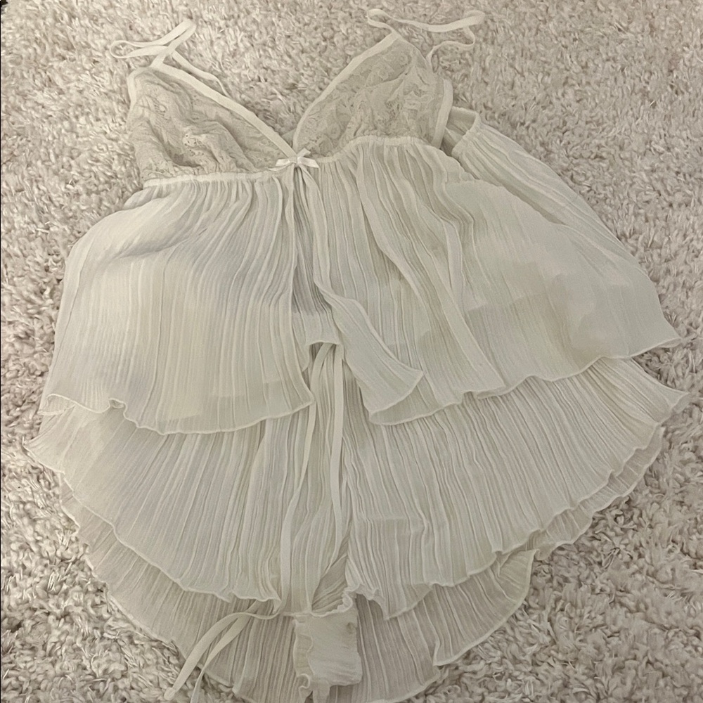 Flora Nikrooz Sz M White Lace and Chiffon Lingerie Set